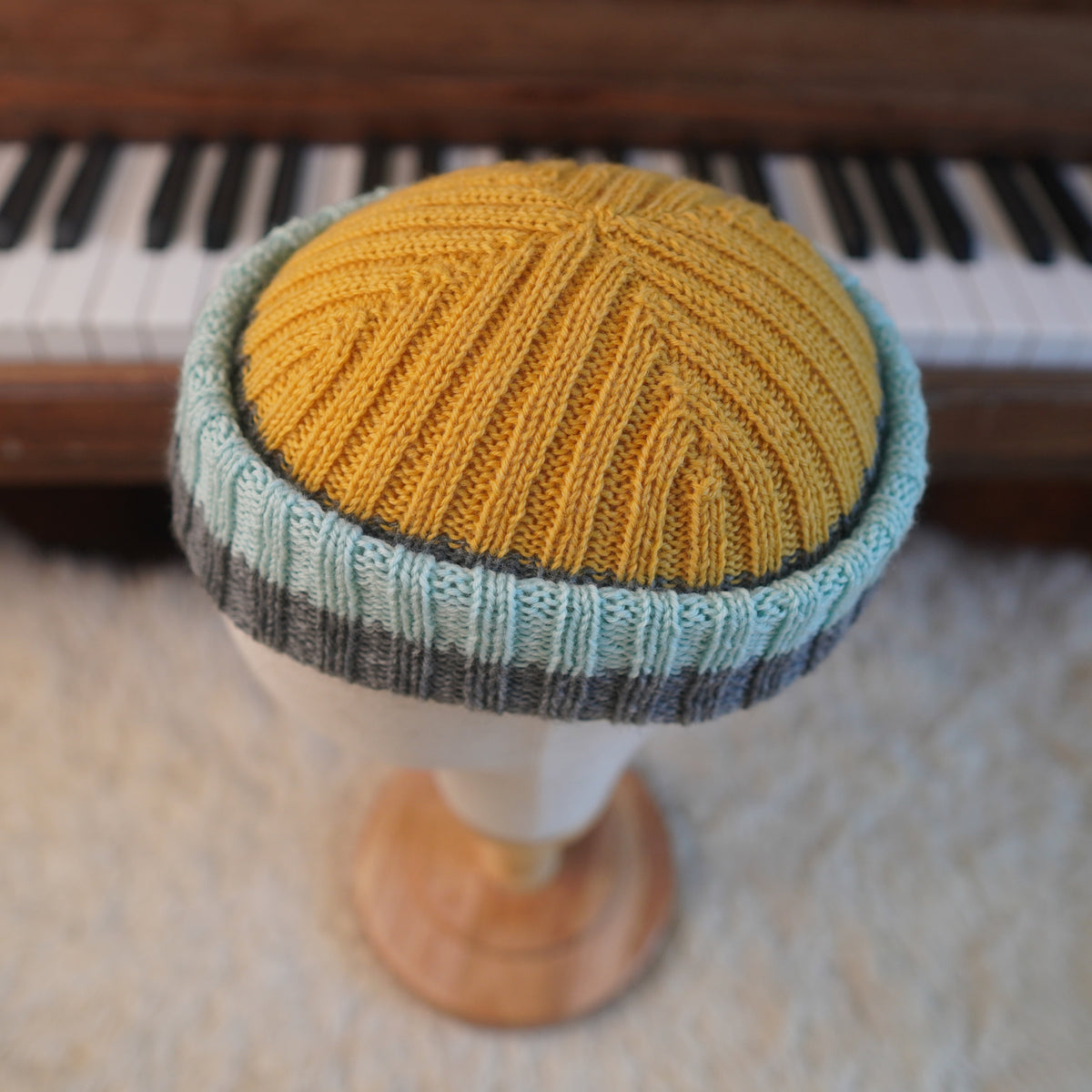 The Southlander Reknit – handgestricktes Wollmützen-Unikat in Honig-Senfgelb, Grau meliert und Mintblau (RHF01-RK26)
