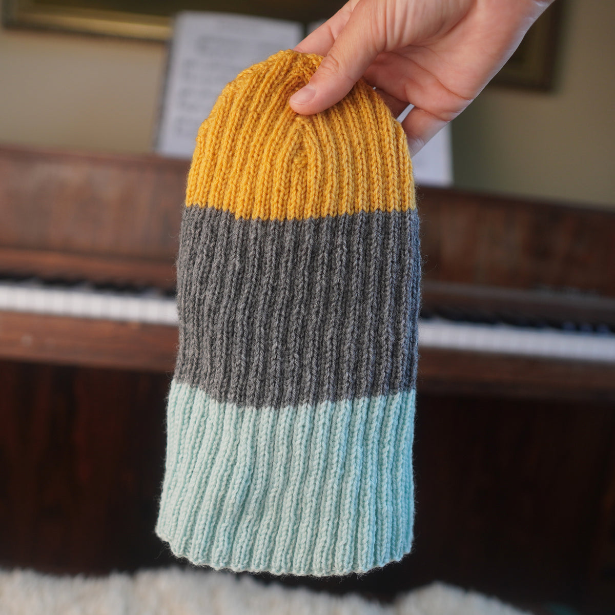 The Southlander Reknit – handgestricktes Wollmützen-Unikat in Honig-Senfgelb, Grau meliert und Mintblau (RHF01-RK26)
