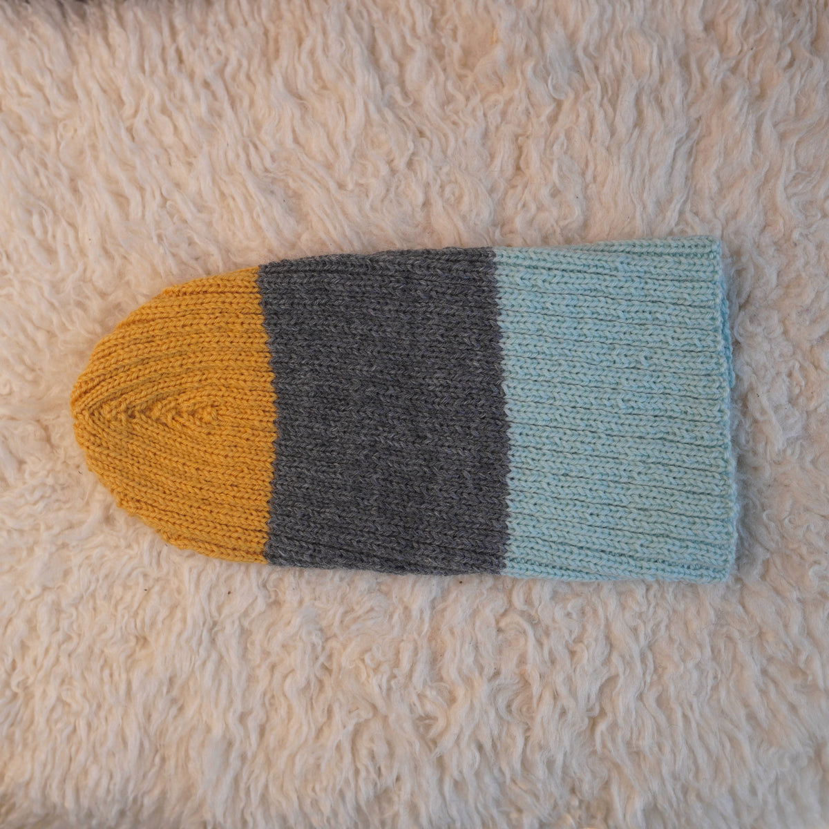 The Southlander Reknit – handgestricktes Wollmützen-Unikat in Honig-Senfgelb, Grau meliert und Mintblau (RHF01-RK26)