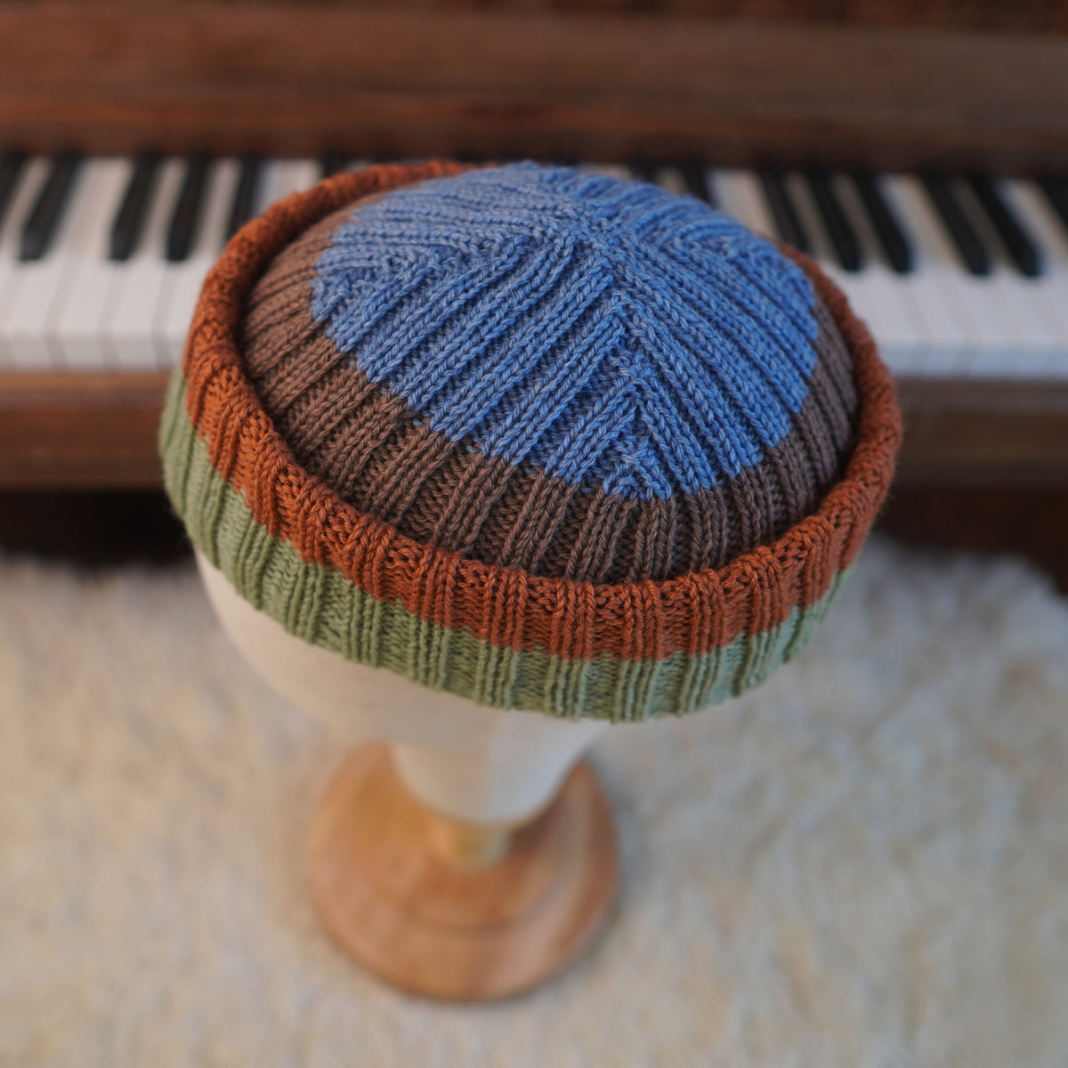 The Southlander Reknit – handgestricktes Wollmützen-Unikat in Nordisch Blau, Braun, Hellgrün und Orange (RHF01-RK27)