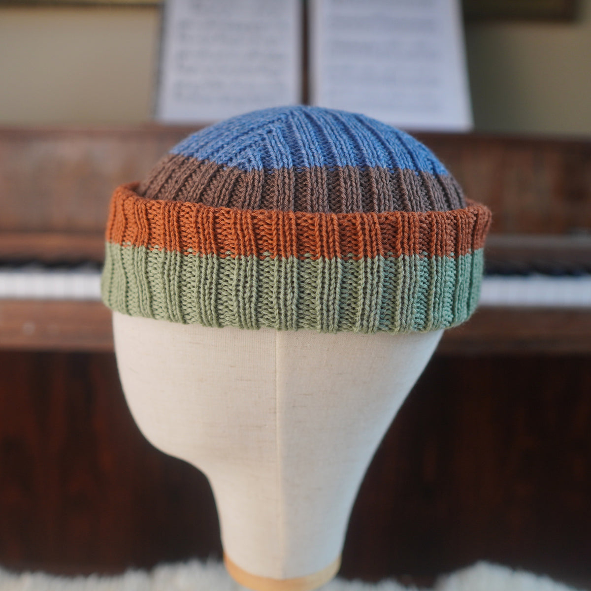 The Southlander Reknit – handgestricktes Wollmützen-Unikat in Nordisch Blau, Braun, Hellgrün und Orange (RHF01-RK27)