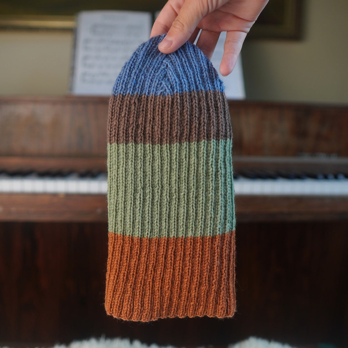 The Southlander Reknit – handgestricktes Wollmützen-Unikat in Nordisch Blau, Braun, Hellgrün und Orange (RHF01-RK27)