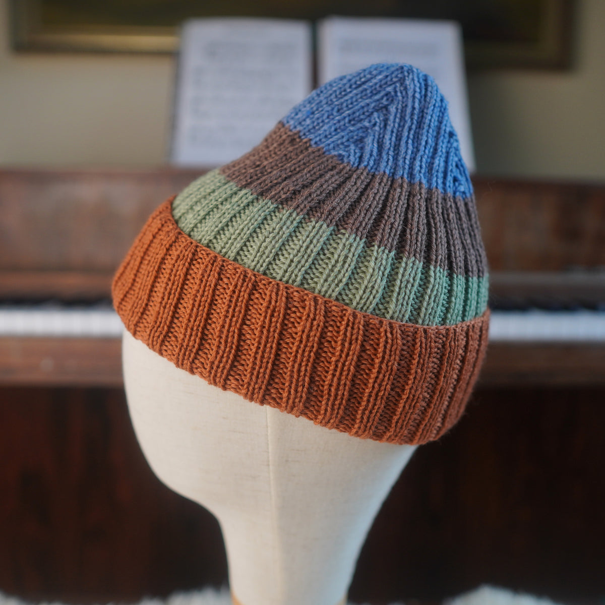 The Southlander Reknit – handgestricktes Wollmützen-Unikat in Nordisch Blau, Braun, Hellgrün und Orange (RHF01-RK27)