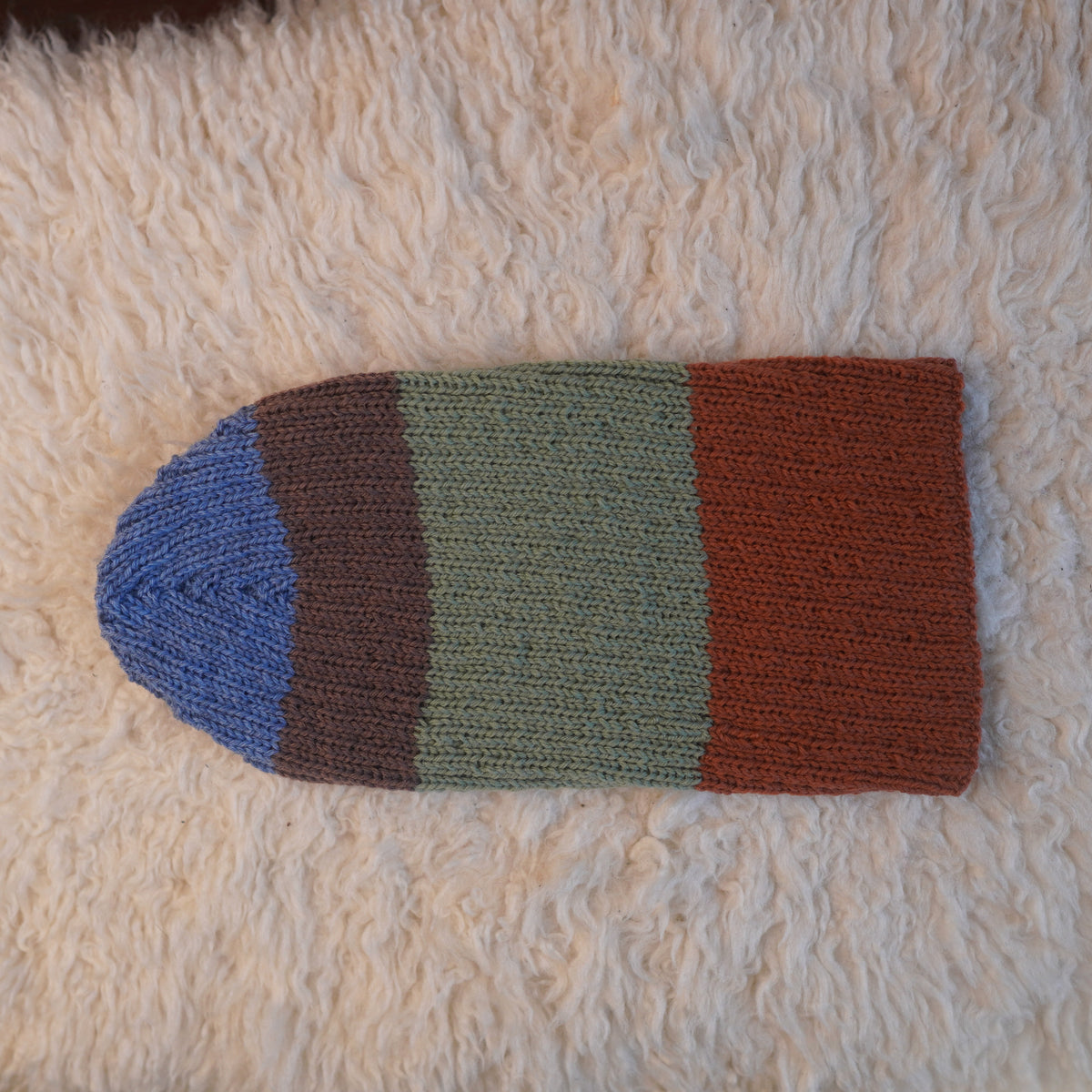 The Southlander Reknit – handgestricktes Wollmützen-Unikat in Nordisch Blau, Braun, Hellgrün und Orange (RHF01-RK27)