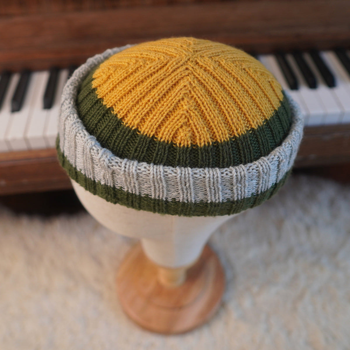 The Southlander Reknit – handgestricktes Wollmützen-Unikat in Honig-Senfgelb, Moosgrün und Hellgrau (RHF01-RK28)