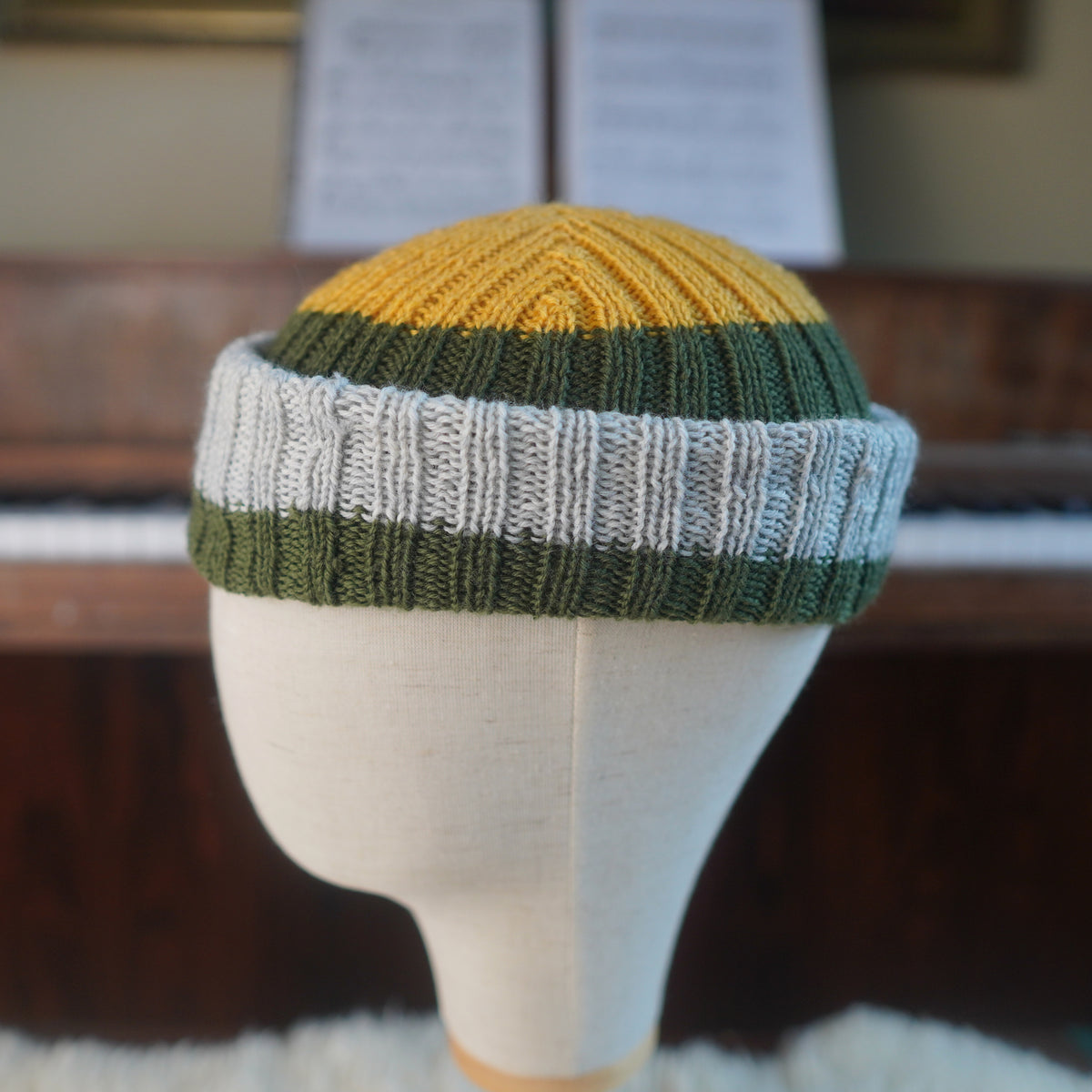 The Southlander Reknit – handgestricktes Wollmützen-Unikat in Honig-Senfgelb, Moosgrün und Hellgrau (RHF01-RK28)