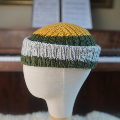 The Southlander Reknit – handgestricktes Wollmützen-Unikat in Honig-Senfgelb, Moosgrün und Hellgrau (RHF01-RK28)