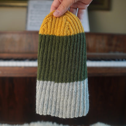 The Southlander Reknit – handgestricktes Wollmützen-Unikat in Honig-Senfgelb, Moosgrün und Hellgrau (RHF01-RK28)