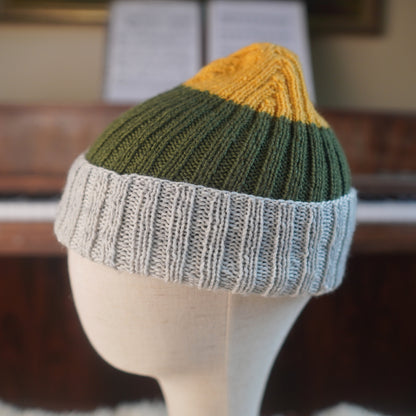 The Southlander Reknit – handgestricktes Wollmützen-Unikat in Honig-Senfgelb, Moosgrün und Hellgrau (RHF01-RK28)