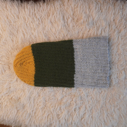 The Southlander Reknit – handgestricktes Wollmützen-Unikat in Honig-Senfgelb, Moosgrün und Hellgrau (RHF01-RK28)