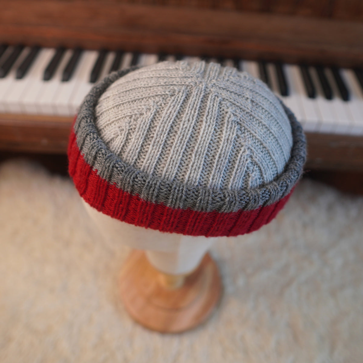 The Southlander Reknit – handgestricktes Wollmützen-Unikat in Hellgrau, Rot und Grau meliert (RHF01-RK29)