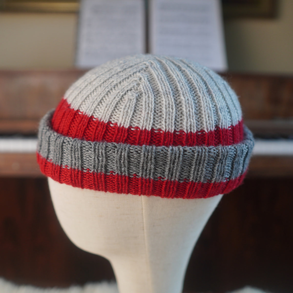 The Southlander Reknit – handgestricktes Wollmützen-Unikat in Hellgrau, Rot und Grau meliert (RHF01-RK29)