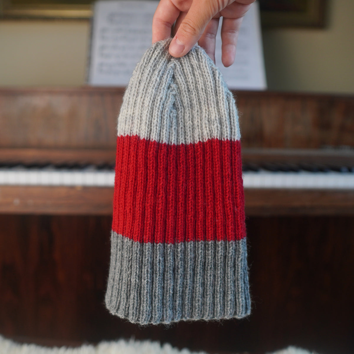 The Southlander Reknit – handgestricktes Wollmützen-Unikat in Hellgrau, Rot und Grau meliert (RHF01-RK29)