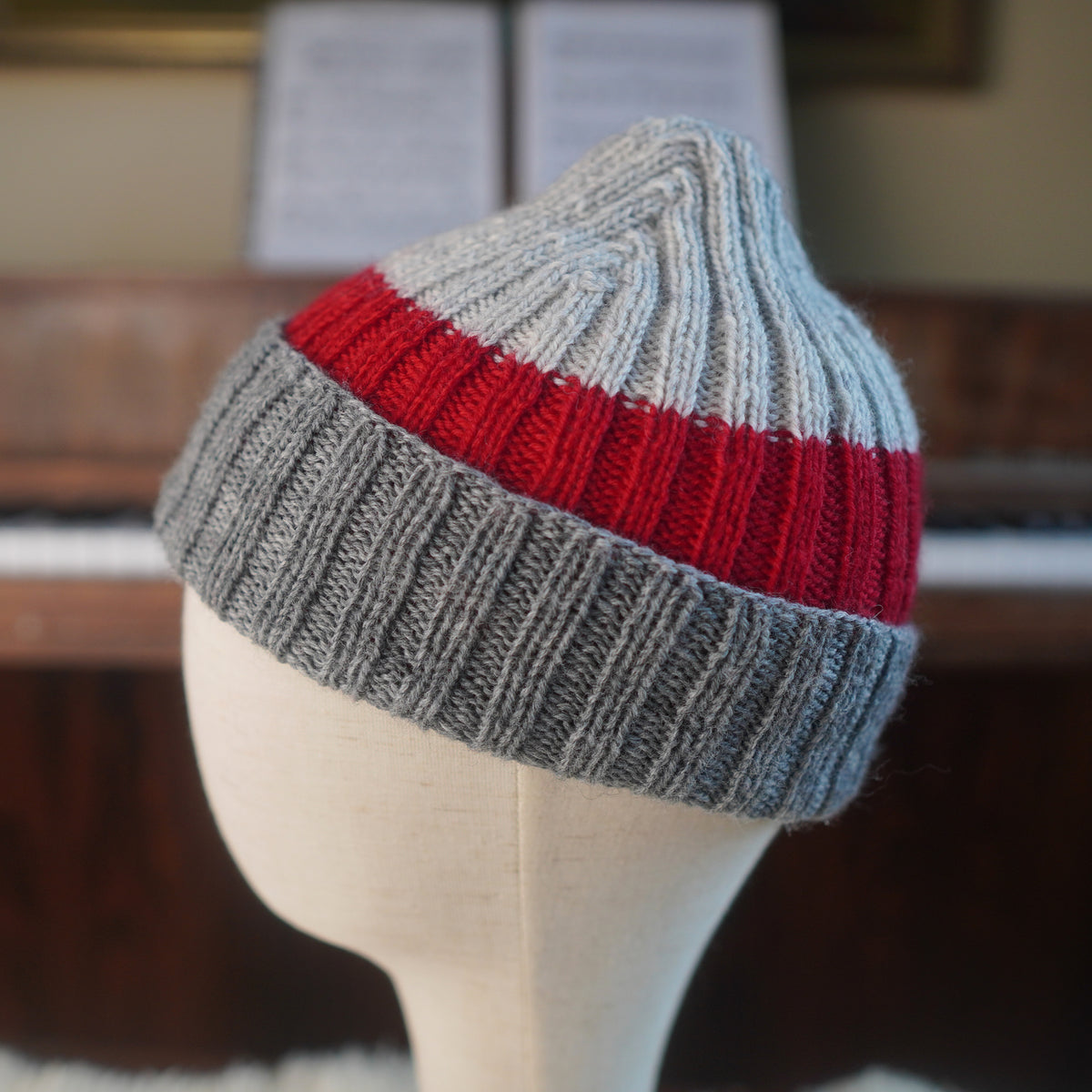 The Southlander Reknit – handgestricktes Wollmützen-Unikat in Hellgrau, Rot und Grau meliert (RHF01-RK29)