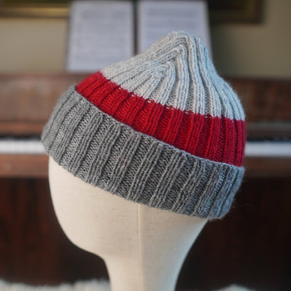 The Southlander Reknit – handgestricktes Wollmützen-Unikat in Hellgrau, Rot und Grau meliert (RHF01-RK29)