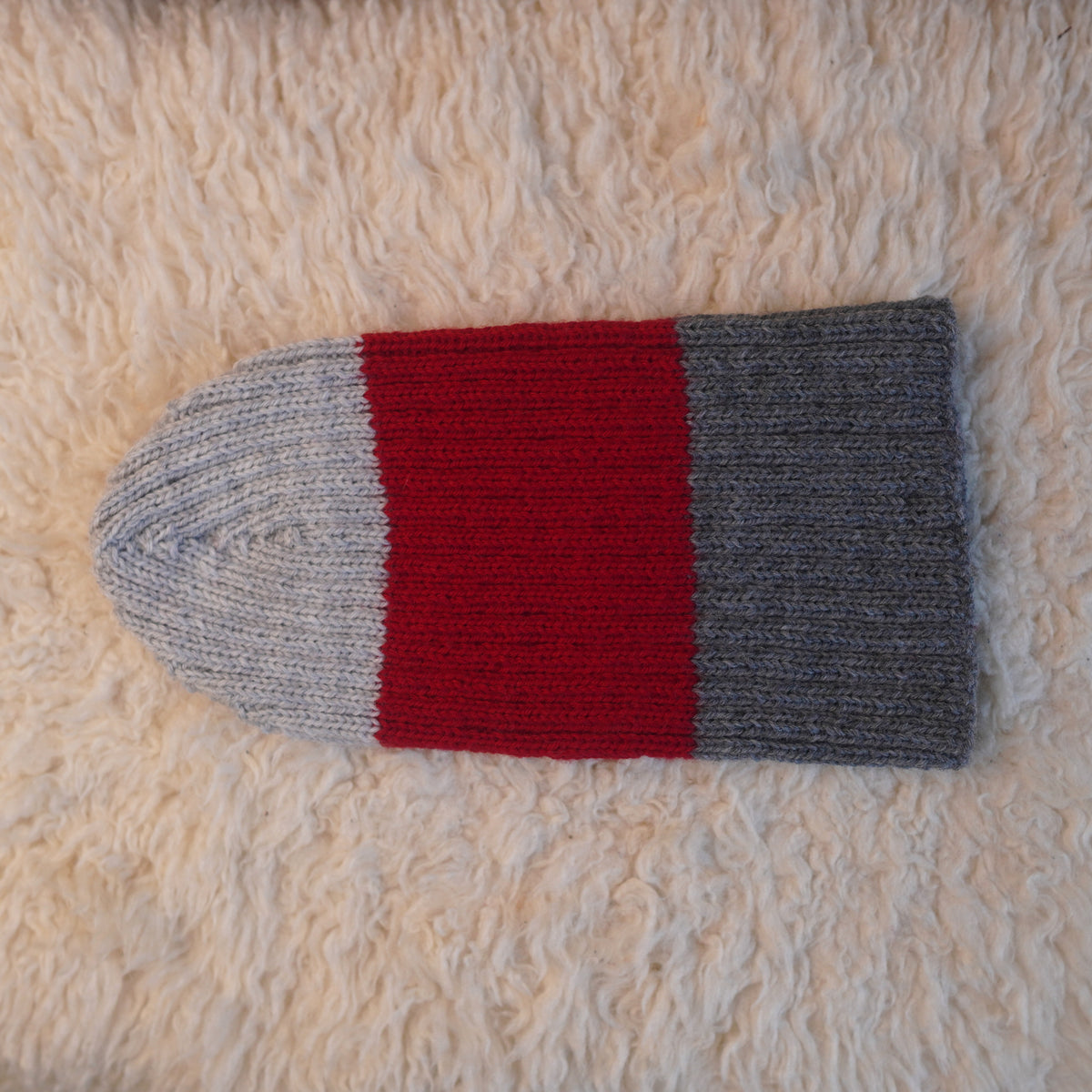 The Southlander Reknit – handgestricktes Wollmützen-Unikat in Hellgrau, Rot und Grau meliert (RHF01-RK29)