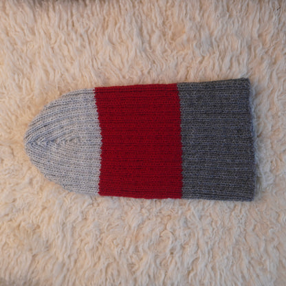 The Southlander Reknit – handgestricktes Wollmützen-Unikat in Hellgrau, Rot und Grau meliert (RHF01-RK29)