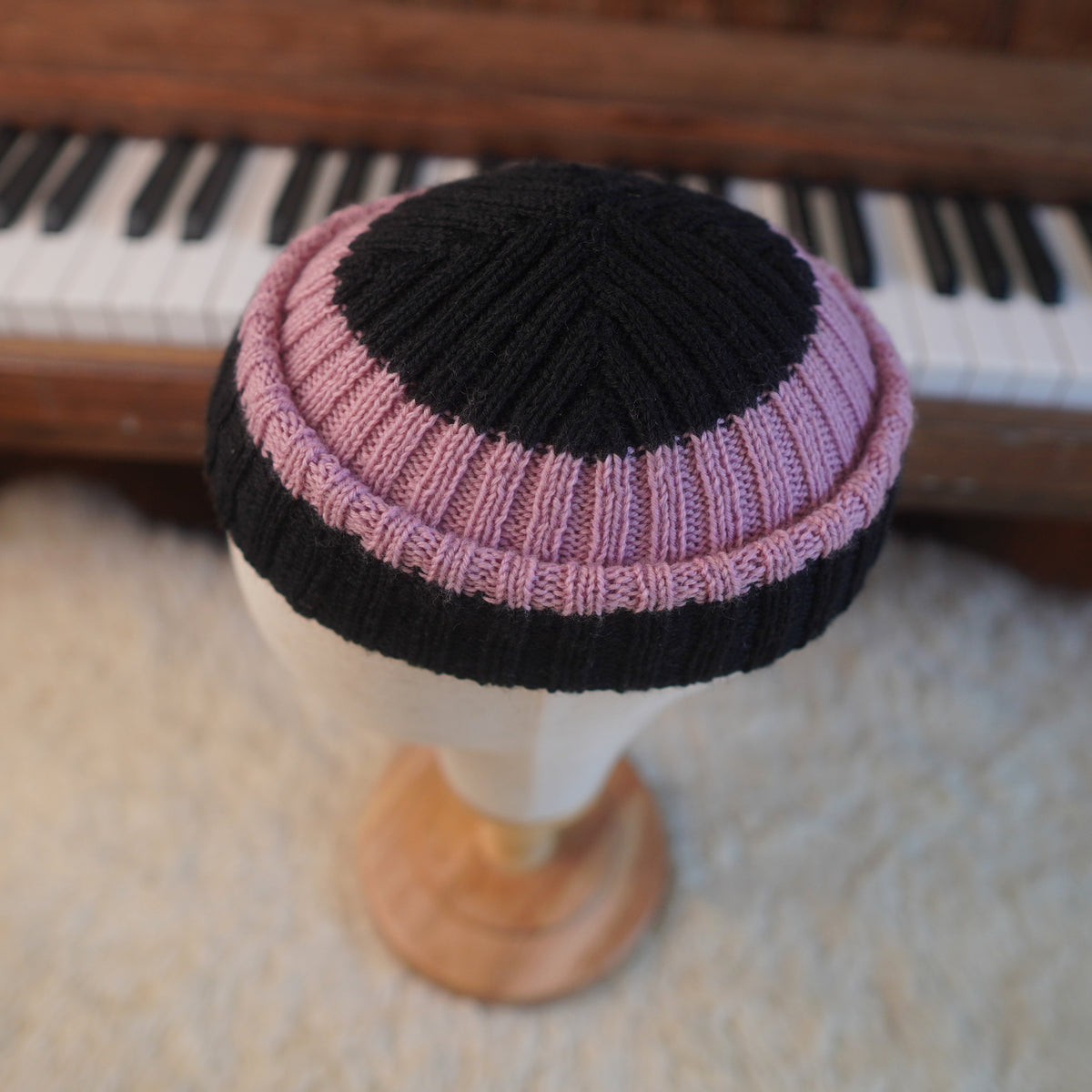 The Southlander Reknit – handgestricktes Wollmützen-Unikat in Anthrazit und Rosa (RHF01-RK30)
