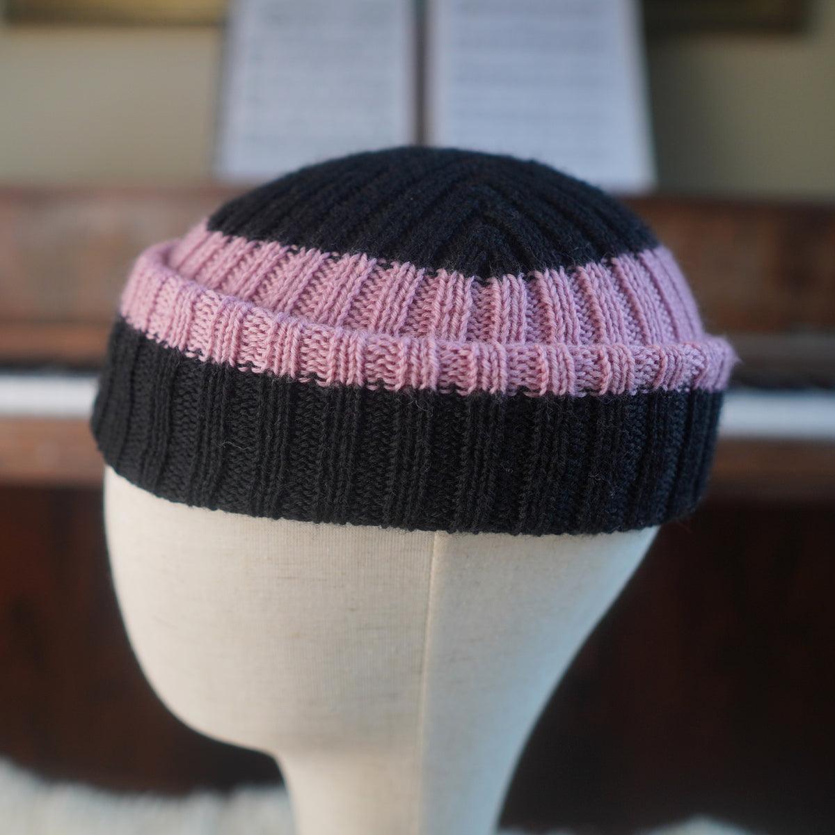 The Southlander Reknit – handgestricktes Wollmützen-Unikat in Anthrazit und Rosa (RHF01-RK30)