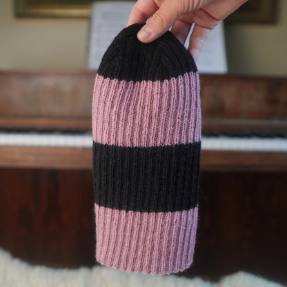 The Southlander Reknit – handgestricktes Wollmützen-Unikat in Anthrazit und Rosa (RHF01-RK30)