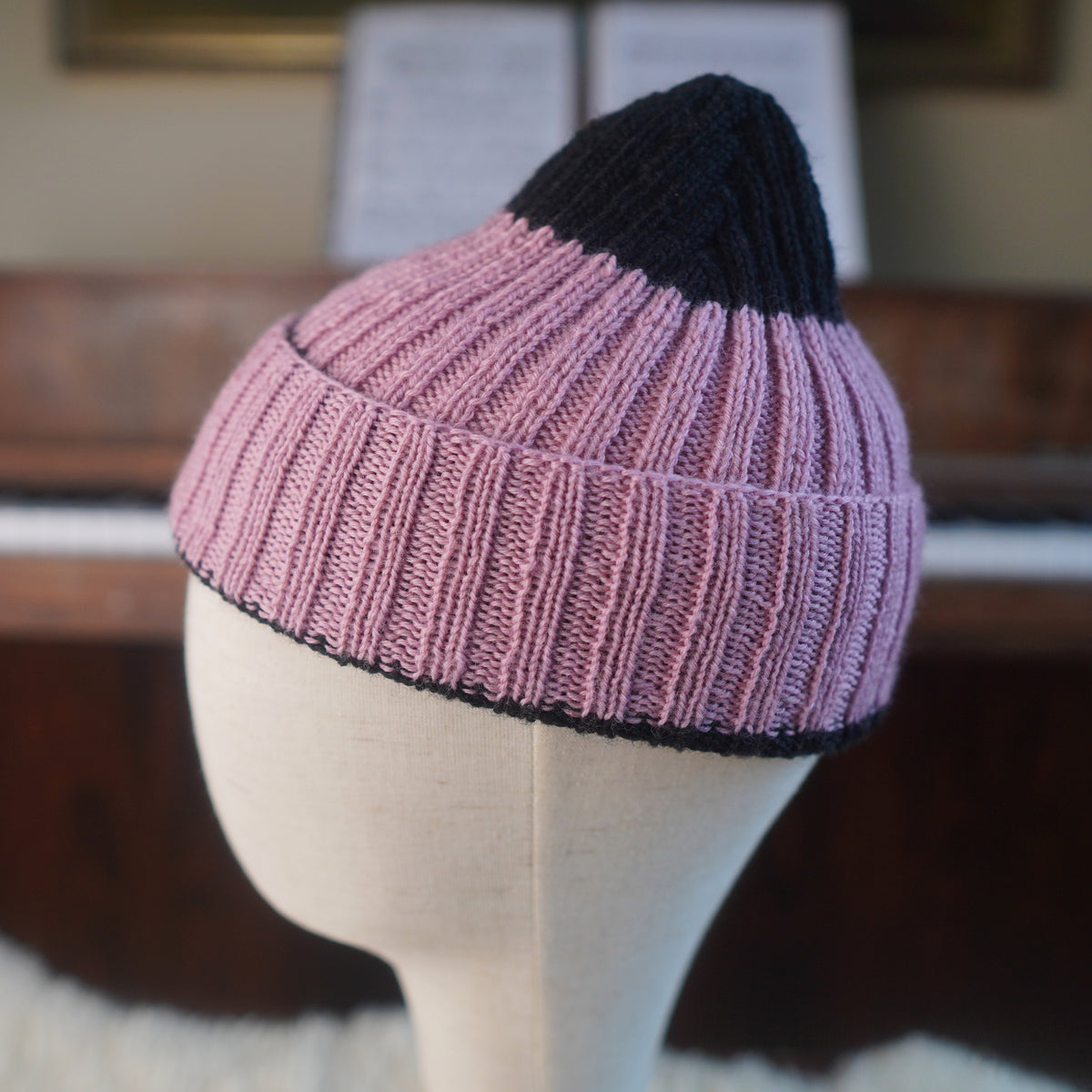 The Southlander Reknit – handgestricktes Wollmützen-Unikat in Anthrazit und Rosa (RHF01-RK30)