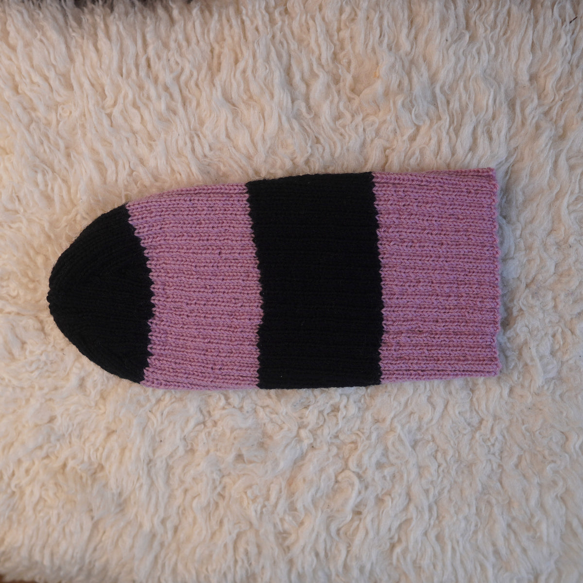 The Southlander Reknit – handgestricktes Wollmützen-Unikat in Anthrazit und Rosa (RHF01-RK30)