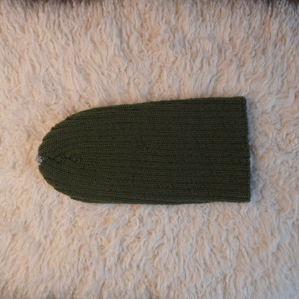 The Southlander Reknit – handgestricktes Wollmützen-Unikat in Moosgrün und Hellbeige meliert (RHF01-RK31)