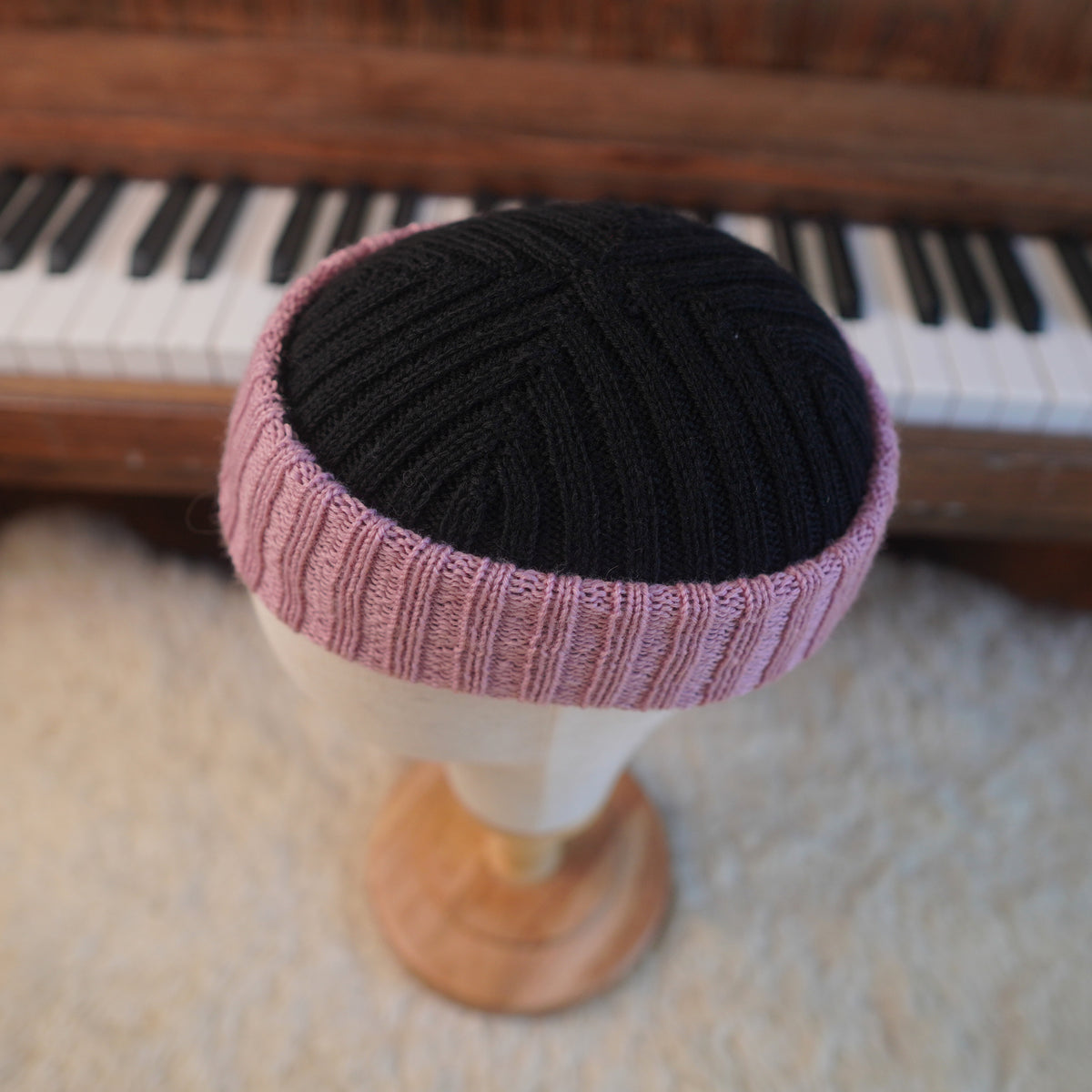 The Southlander Reknit – handgestricktes Wollmützen-Unikat in Anthrazit und Rosa (RHF01-RK32)