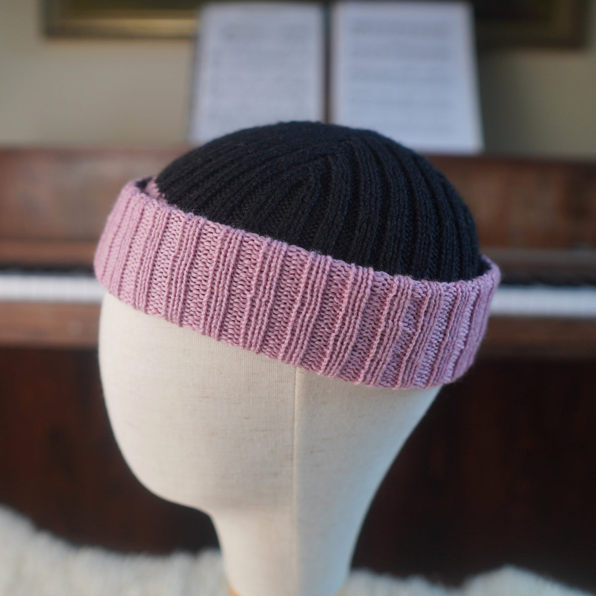 The Southlander Reknit – handgestricktes Wollmützen-Unikat in Anthrazit und Rosa (RHF01-RK32)