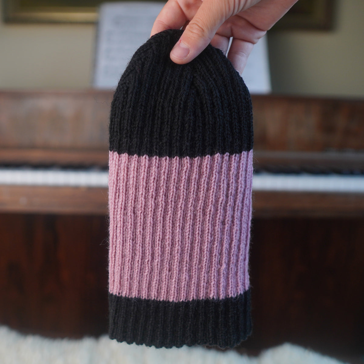 The Southlander Reknit – handgestricktes Wollmützen-Unikat in Anthrazit und Rosa (RHF01-RK32)