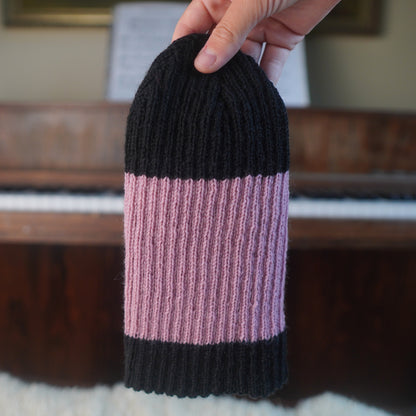 The Southlander Reknit – handgestricktes Wollmützen-Unikat in Anthrazit und Rosa (RHF01-RK32)