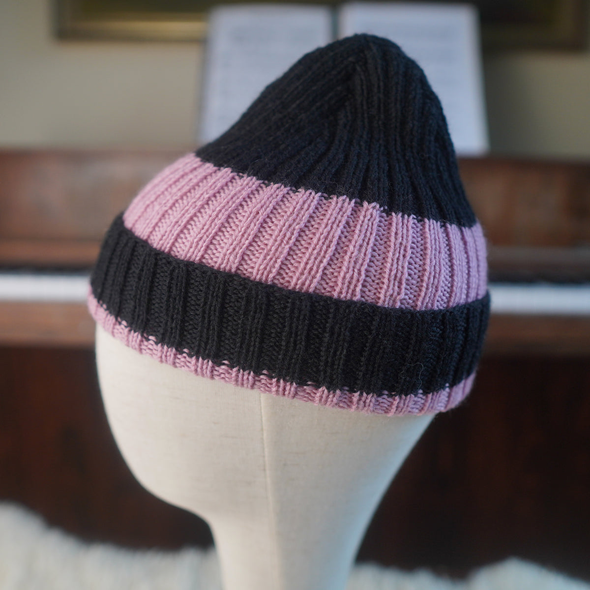 The Southlander Reknit – handgestricktes Wollmützen-Unikat in Anthrazit und Rosa (RHF01-RK32)
