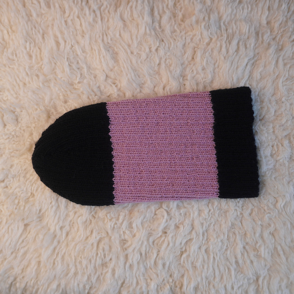 The Southlander Reknit – handgestricktes Wollmützen-Unikat in Anthrazit und Rosa (RHF01-RK32)
