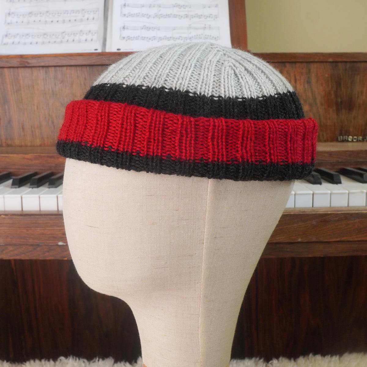 The Southlander Reknit – handgestricktes Wollmützen-Unikat in Hellgrau, Anthrazit und Rot (RHF01-RK45)