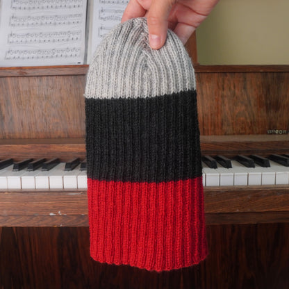 The Southlander Reknit – handgestricktes Wollmützen-Unikat in Hellgrau, Anthrazit und Rot (RHF01-RK45)
