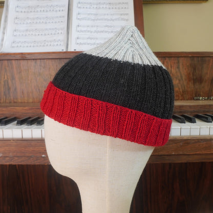 The Southlander Reknit – handgestricktes Wollmützen-Unikat in Hellgrau, Anthrazit und Rot (RHF01-RK45)