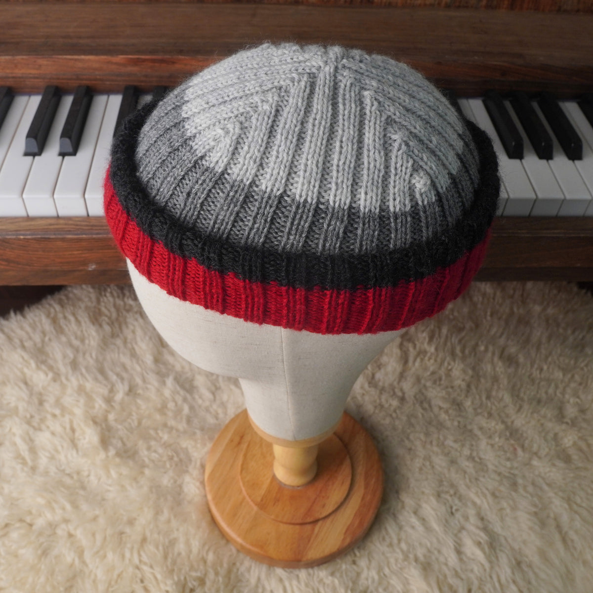 The Southlander Reknit – handgestricktes Wollmützen-Unikat in Hellgrau, Grau meliert, Rot und Anthrazit (RHF01-RK46)