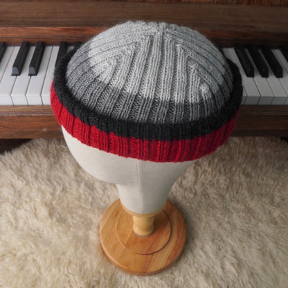 The Southlander Reknit – handgestricktes Wollmützen-Unikat in Hellgrau, Grau meliert, Rot und Anthrazit (RHF01-RK46)