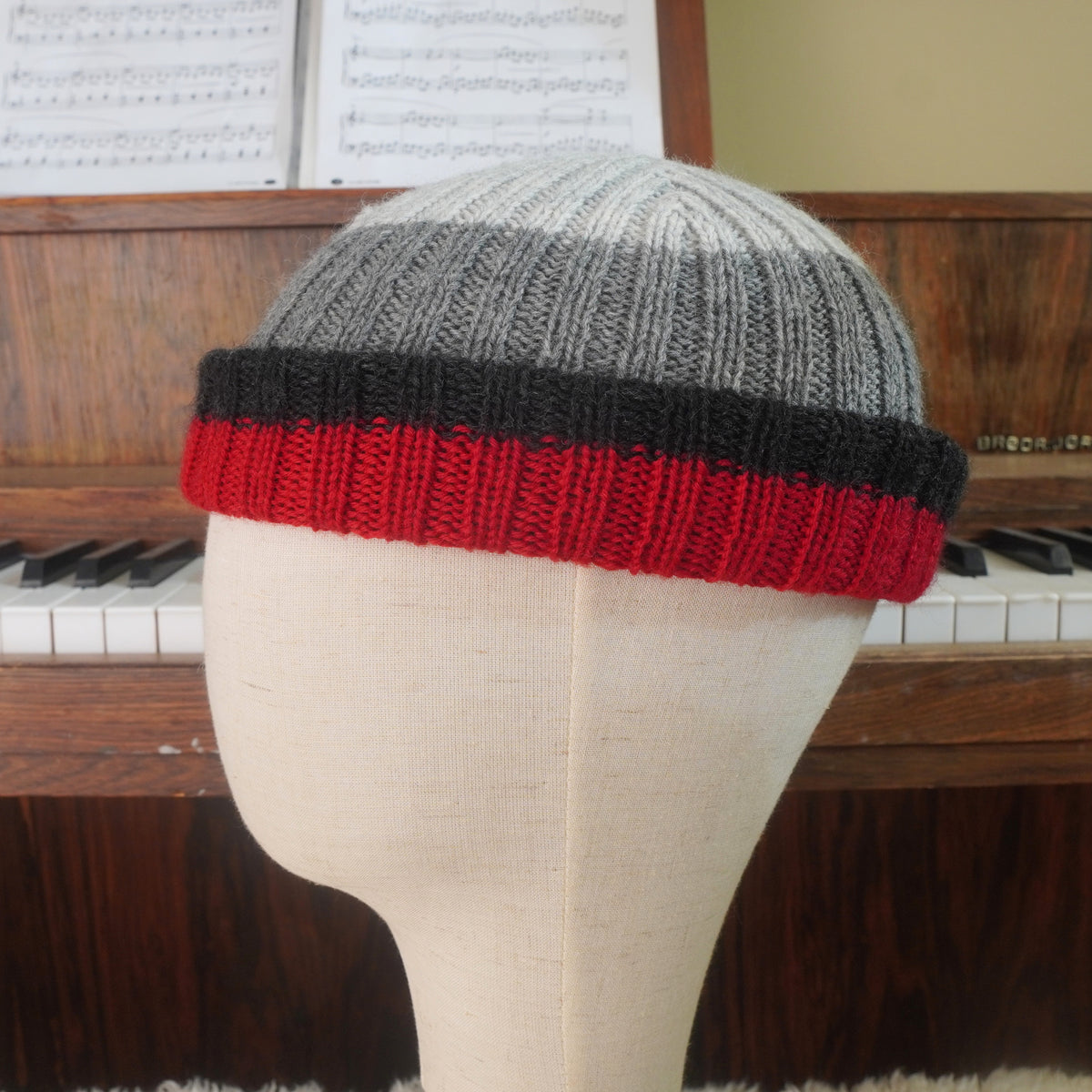 The Southlander Reknit – handgestricktes Wollmützen-Unikat in Hellgrau, Grau meliert, Rot und Anthrazit (RHF01-RK46)