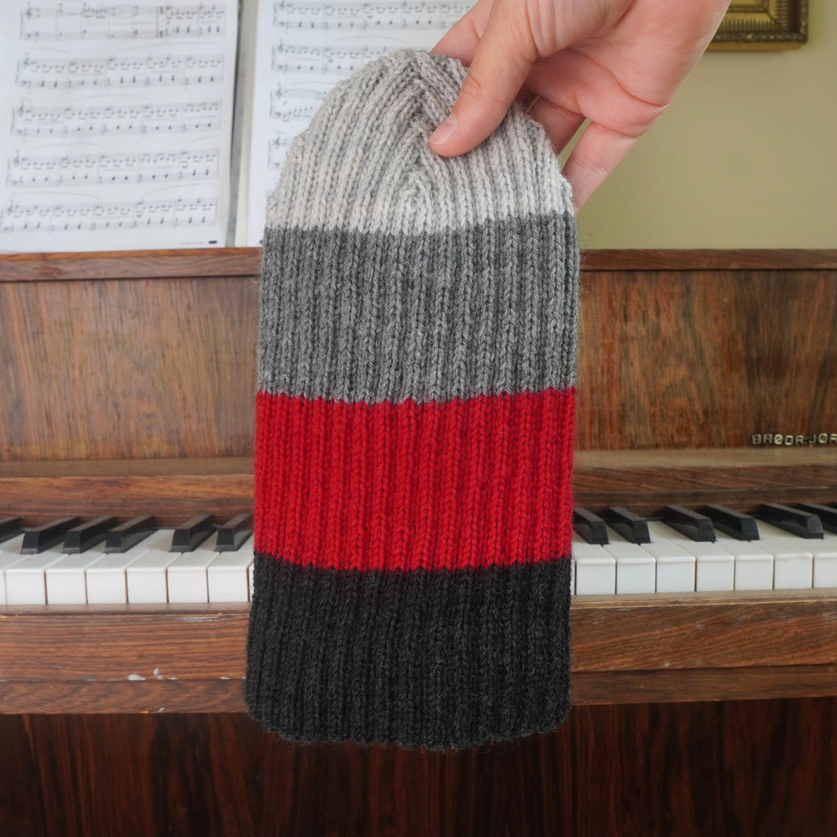 The Southlander Reknit – handgestricktes Wollmützen-Unikat in Hellgrau, Grau meliert, Rot und Anthrazit (RHF01-RK46)