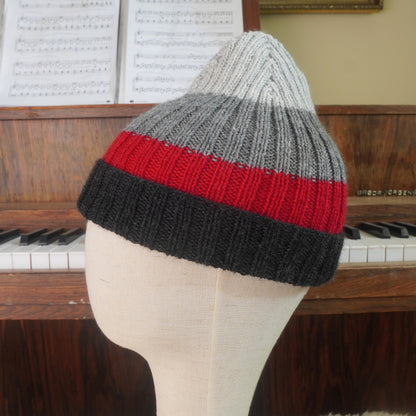 The Southlander Reknit – handgestricktes Wollmützen-Unikat in Hellgrau, Grau meliert, Rot und Anthrazit (RHF01-RK46)