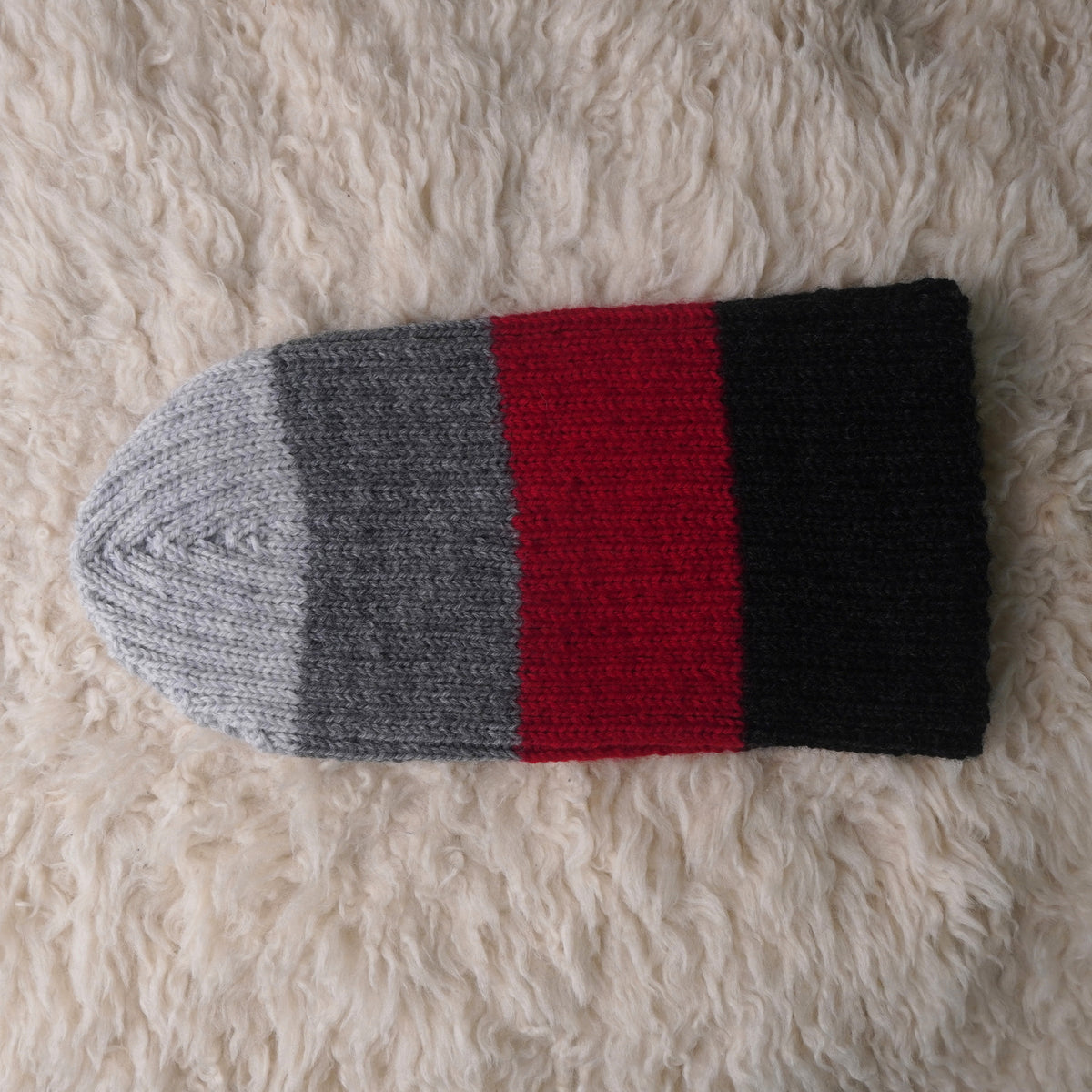 The Southlander Reknit – handgestricktes Wollmützen-Unikat in Hellgrau, Grau meliert, Rot und Anthrazit (RHF01-RK46)