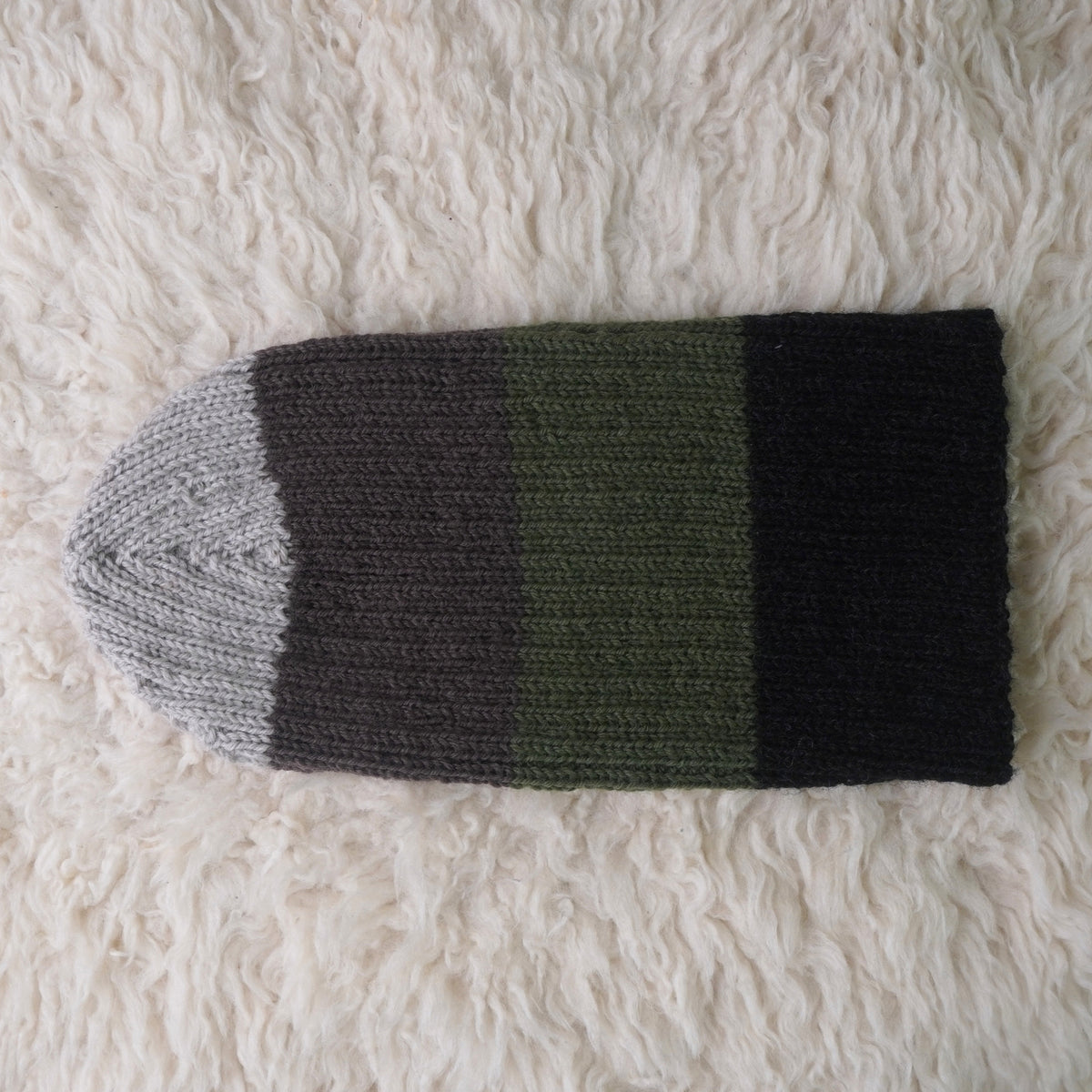 The Southlander Reknit – handgestricktes Wollmützen-Unikat in Hellbeige meliert, Nussbraun, Moosgrün und Anthrazit (RHF01-RK47)