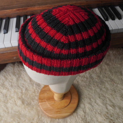 The Southlander Reknit – handgestricktes Wollmützen-Unikat in Rot und Anthrazit (RHF01-RK56)
