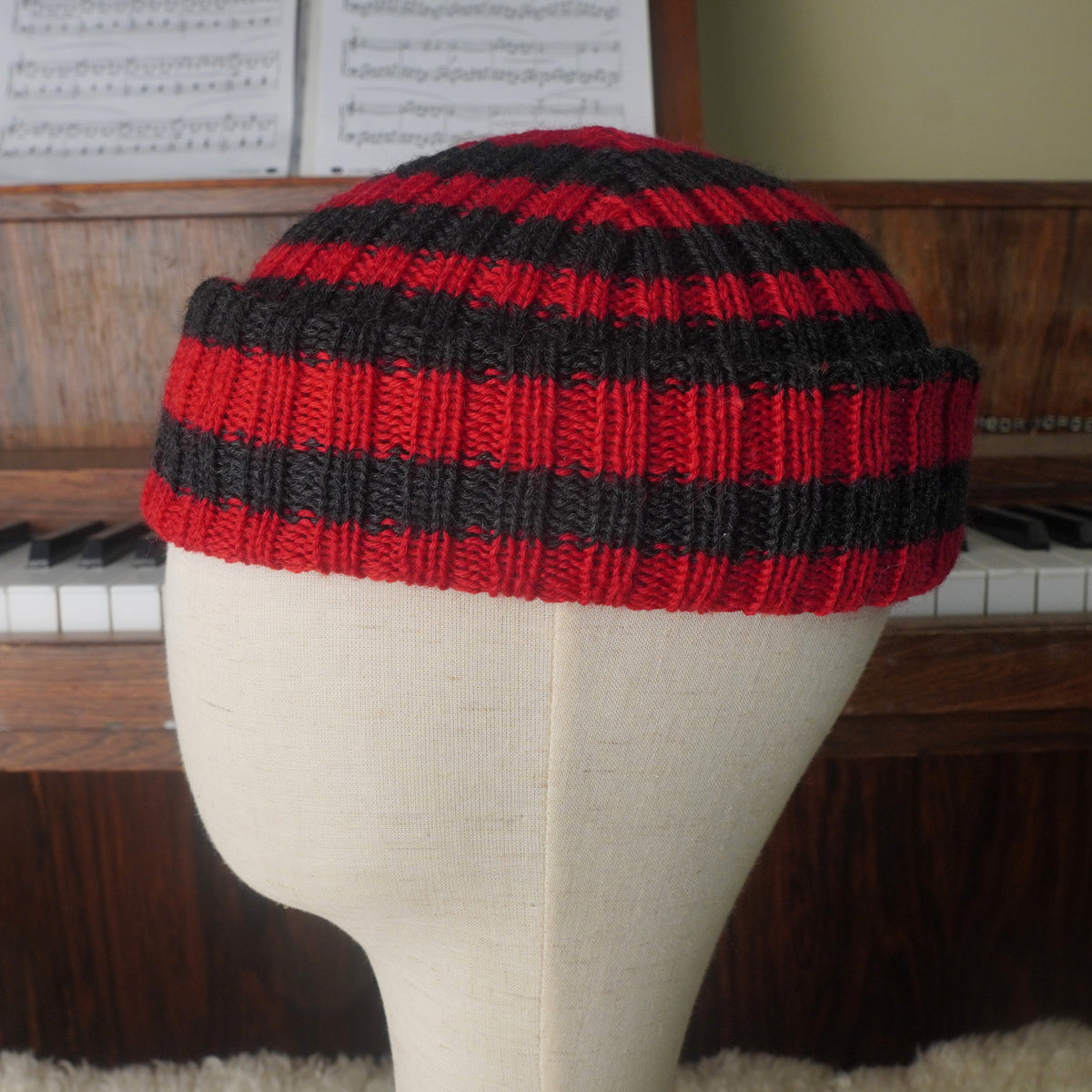 The Southlander Reknit – handgestricktes Wollmützen-Unikat in Rot und Anthrazit (RHF01-RK56)