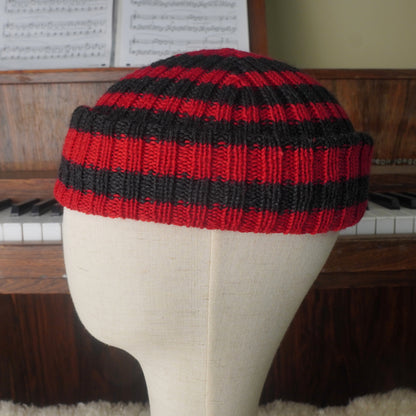 The Southlander Reknit – handgestricktes Wollmützen-Unikat in Rot und Anthrazit (RHF01-RK56)
