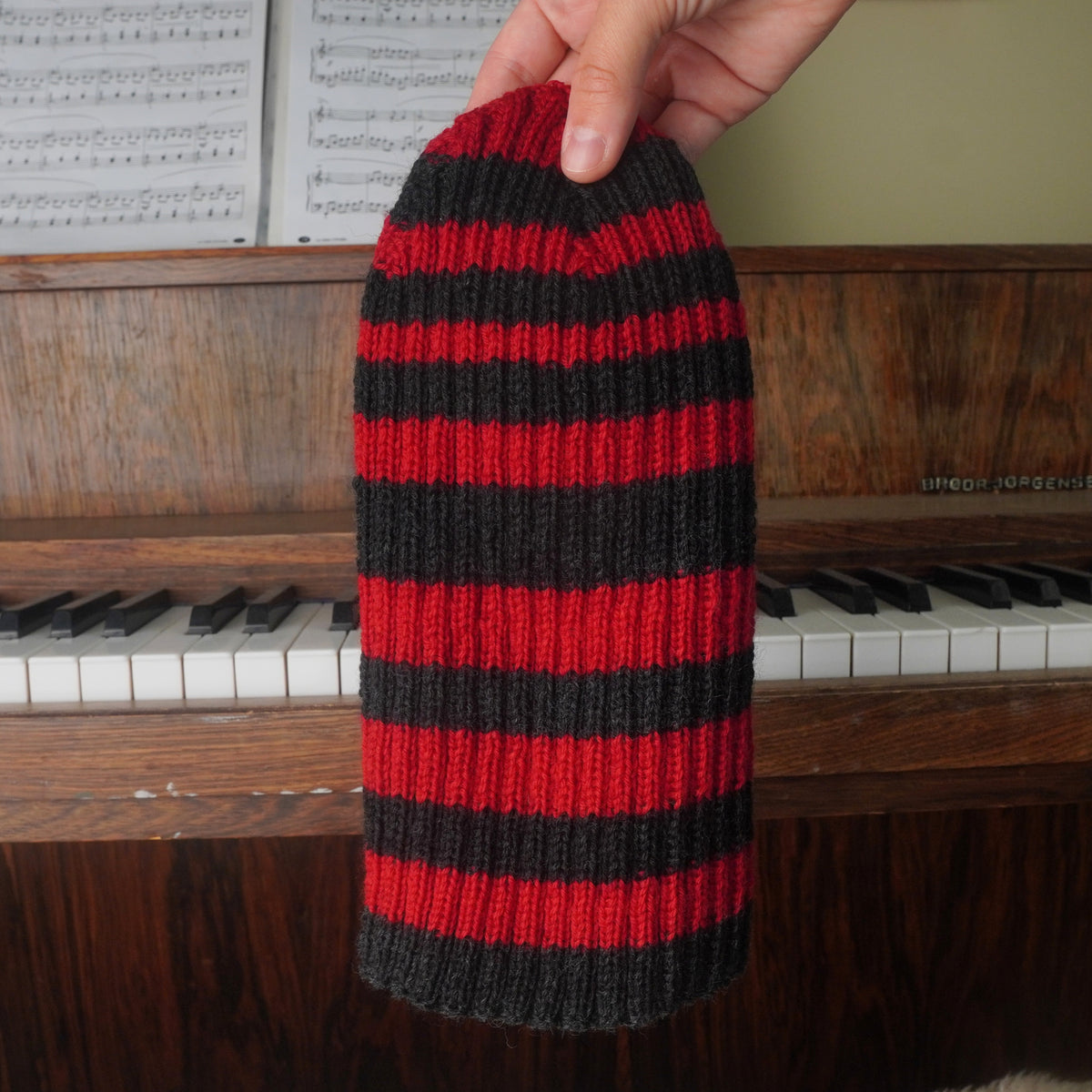 The Southlander Reknit – handgestricktes Wollmützen-Unikat in Rot und Anthrazit (RHF01-RK56)