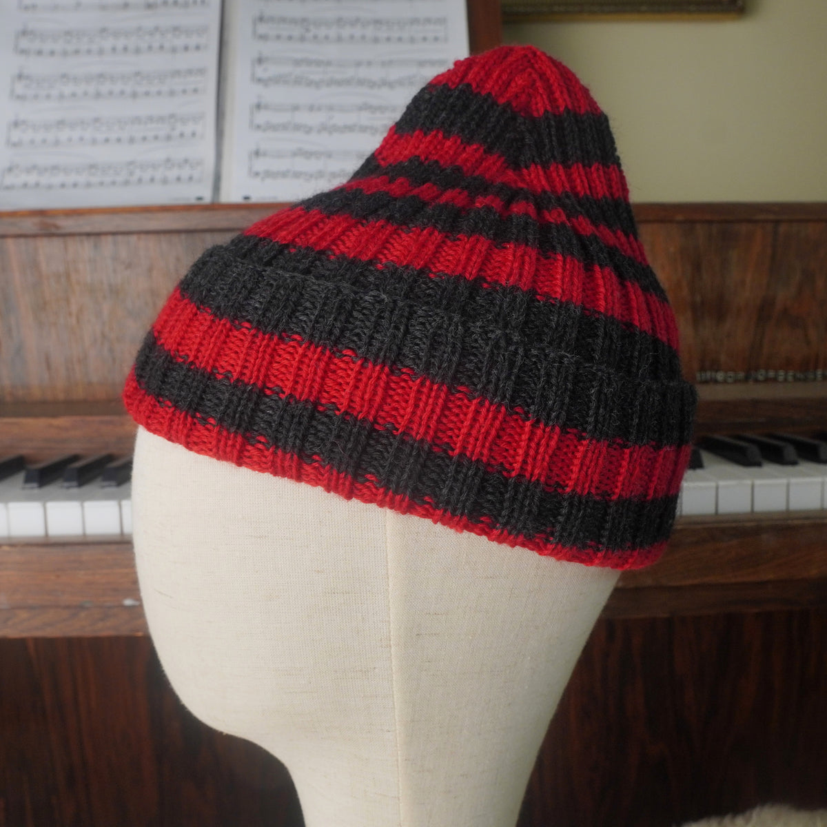 The Southlander Reknit – handgestricktes Wollmützen-Unikat in Rot und Anthrazit (RHF01-RK56)