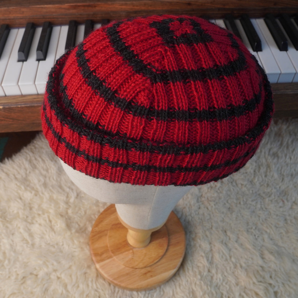 The Southlander Reknit – handgestricktes Wollmützen-Unikat in Rot und Anthrazit (RHF01-RK60)