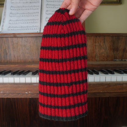The Southlander Reknit – handgestricktes Wollmützen-Unikat in Rot und Anthrazit (RHF01-RK60)